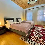 Βίλα Nostalgic & Comfortable Historical Home! *
