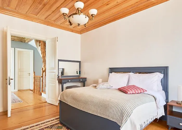 Nostalgic & Comfortable Historical Home! *