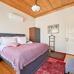Nostalgic & Comfortable Historical Home! Вилла *