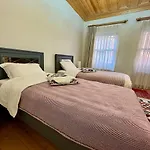 Nostalgic & Comfortable Historical Home! 빌라