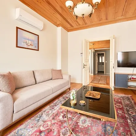 Nostalgic & Comfortable Historical Home! *