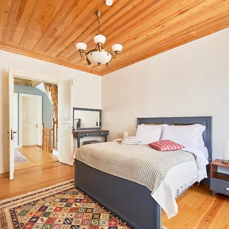 Nostalgic & Comfortable Historical Home! *