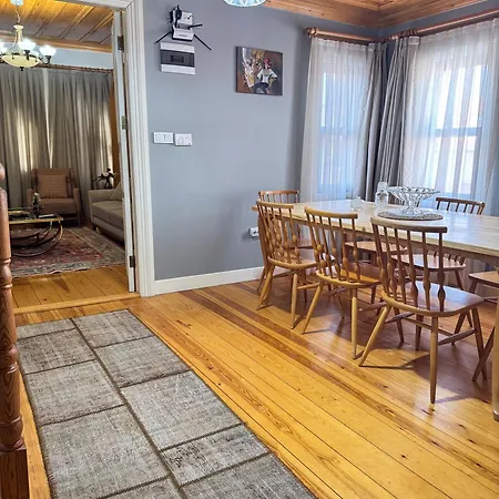 Nostalgic & Comfortable Historical Home! *