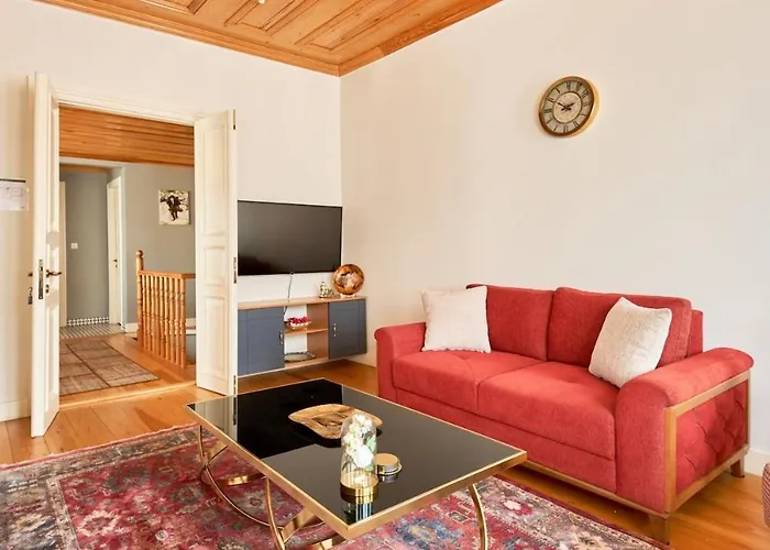 Nostalgic & Comfortable Historical Home! וילה