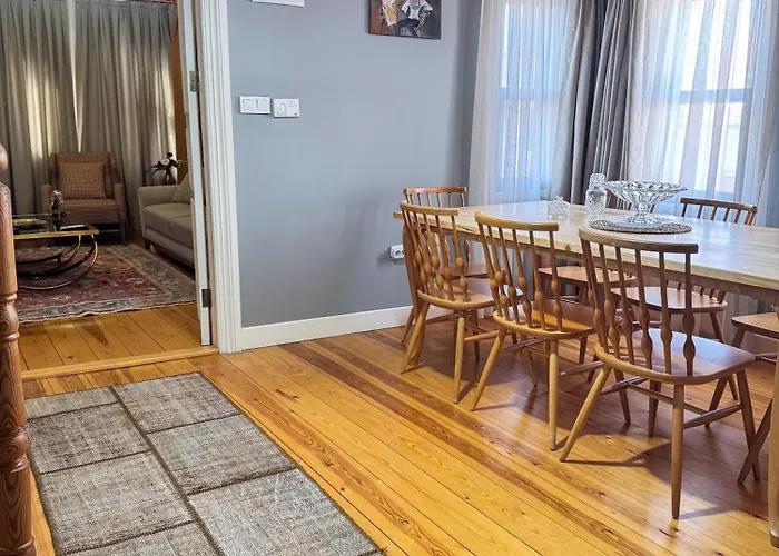 Nostalgic & Comfortable Historical Home! *