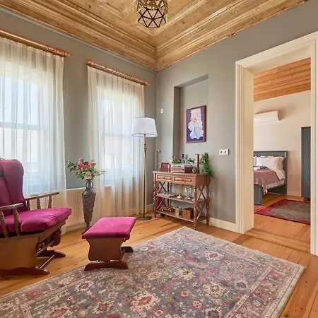 Вилла Nostalgic & Comfortable Historical Home!