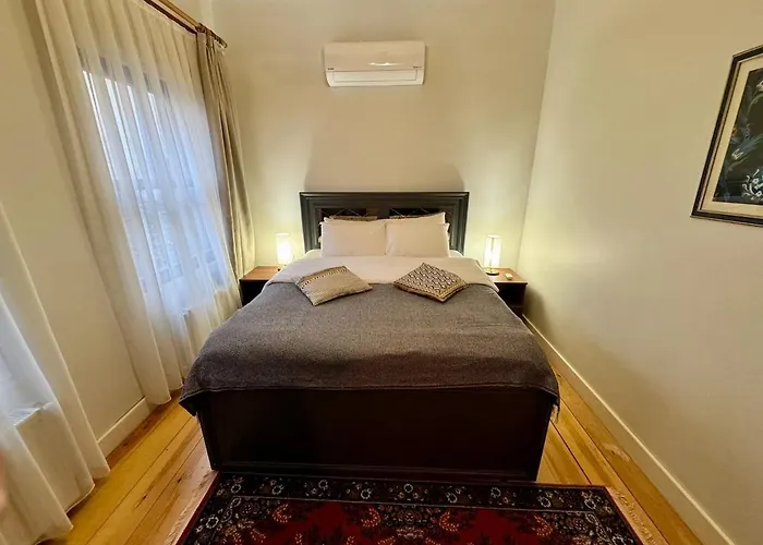 Nostalgic & Comfortable Historical Home! *